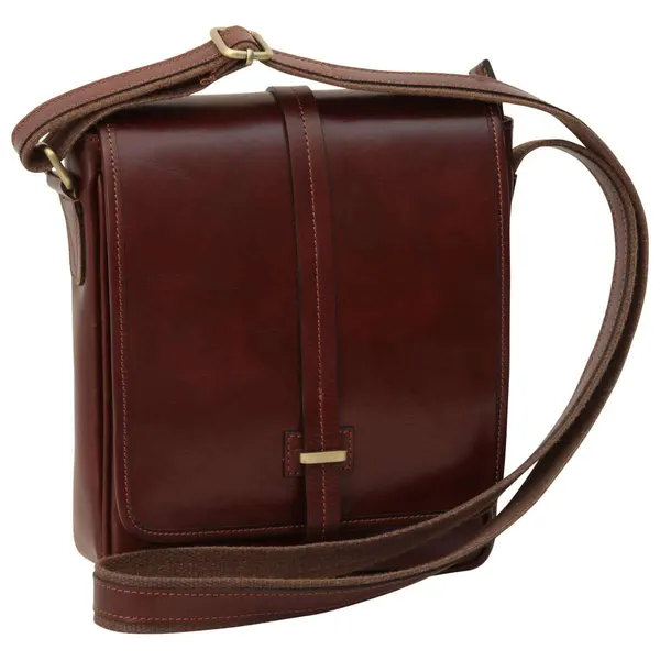 Small leather bag with magnetic closure
